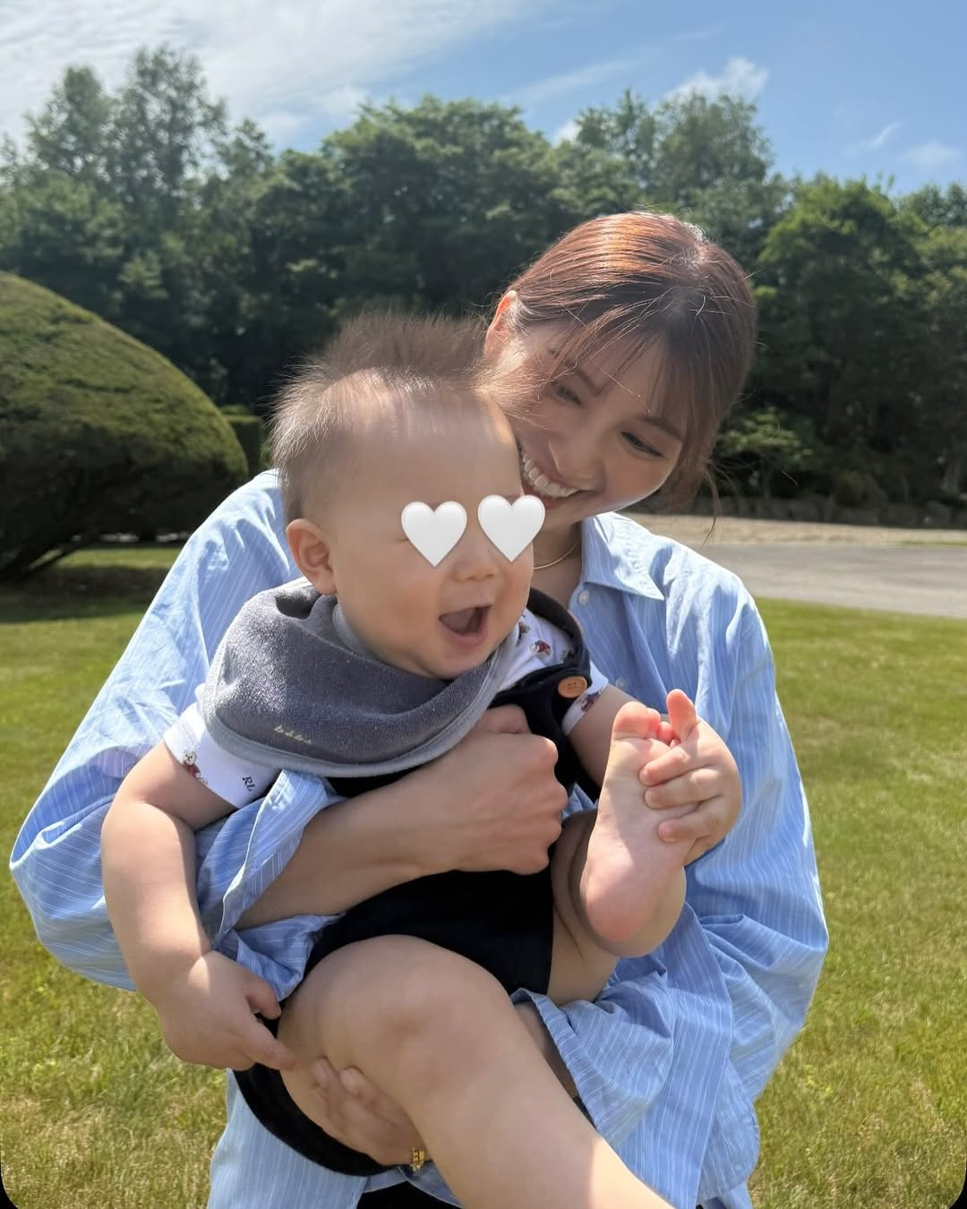 STVアナウンサー・久保明日香、友人夫婦の赤ちゃんを抱っこした季節感あふれる癒しの写真集を公開！