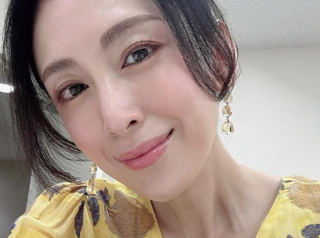 「癒ししかない」雛形あきこ、雨空に映える“春色ワンピ”にファン歓喜！