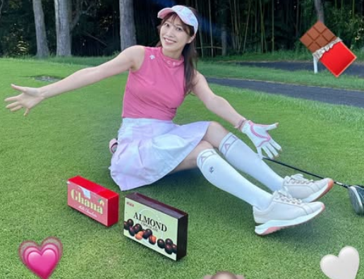 ゴルフ美女子、芝生の上で魅せた