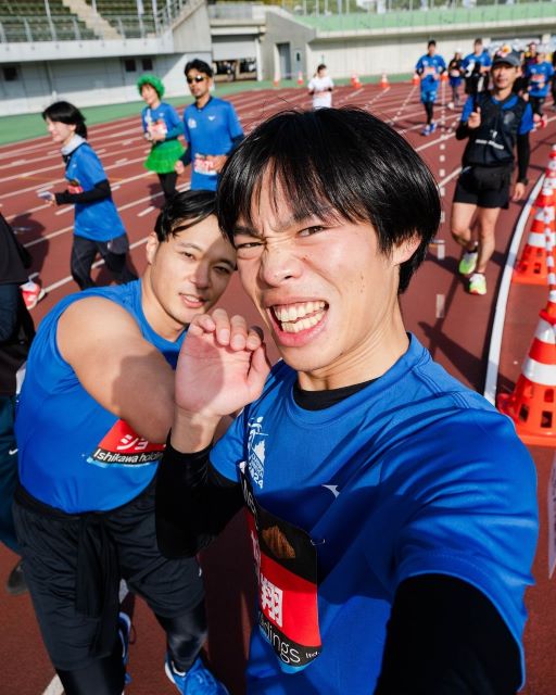 おかやまマラソン参戦のかが屋・加賀翔、「筋肉すごすぎ」で話題のあの同期芸人との汗も滴る2Sが話題！