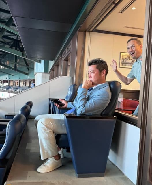 元プロ野球選手 上原浩治 俳優の渡辺謙とのお茶目な写真を公開！