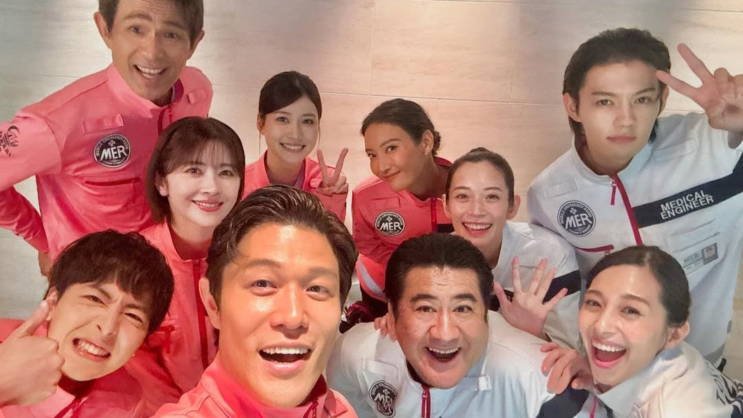 “ピンクと白の奇跡”あの人気俳優、映画現場で豪華集合ショット公開