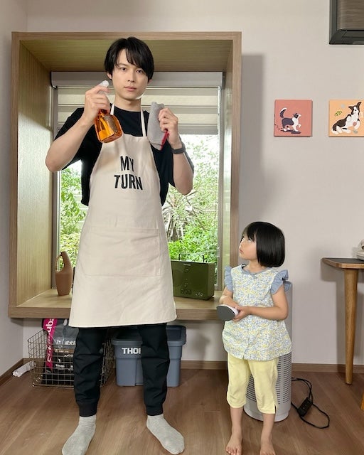 可愛すぎると話題の子役 不思議そうに見つめる姿が可愛すぎると反響続々