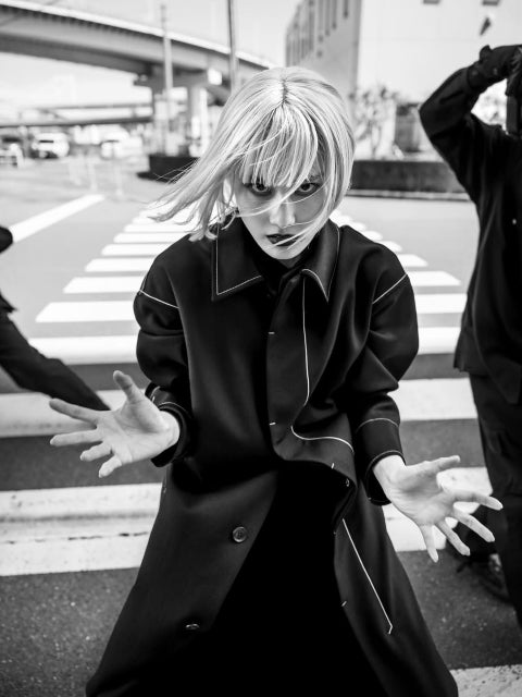 橋本愛、都市を切り裂く存在感。Y's 25AWで放つ“静寂と狂気”の美学