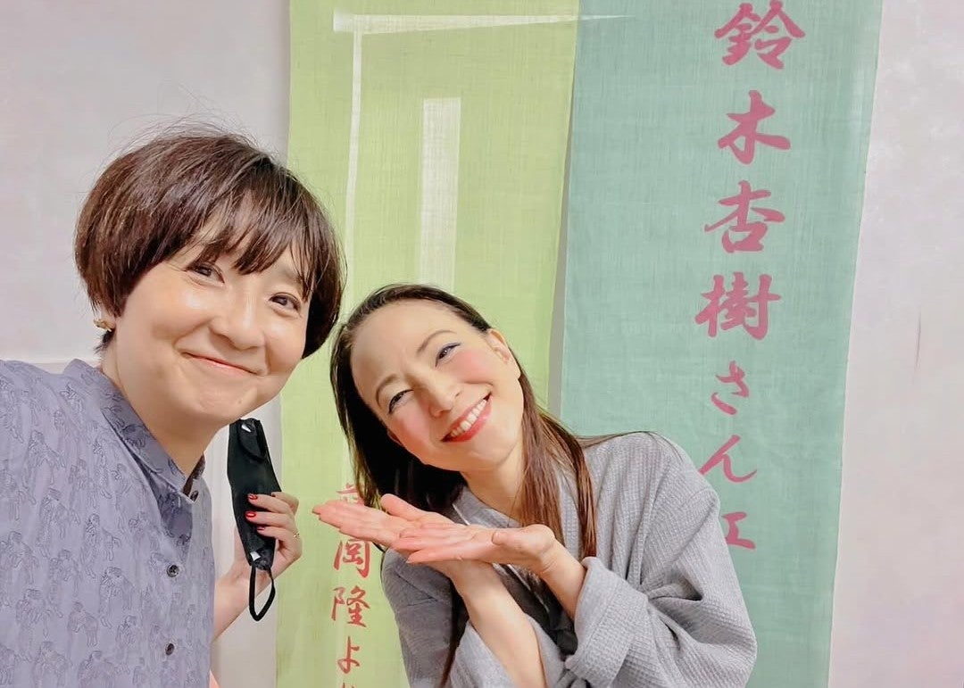 鈴木杏樹、舞台『SIZUKO！』公演後の笑顔ショット公開　観劇に訪れた藤田朋子と温かい交流