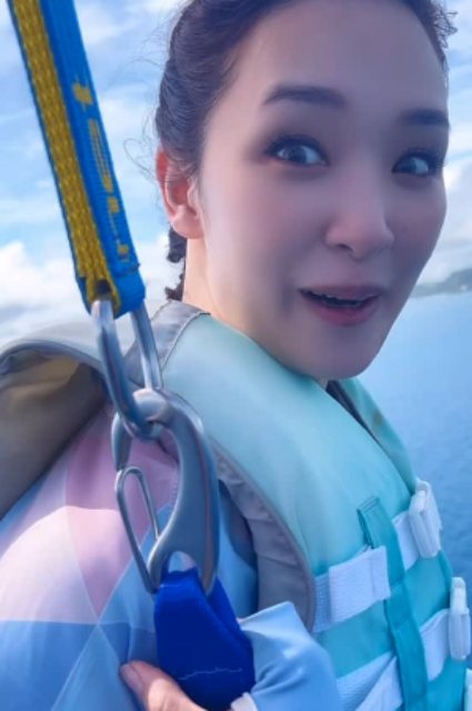 「めっちゃ楽しそう」剛力彩芽、"津堅島シークルーズ"大満喫ムービーで見せた可愛すぎるスマイルにファン歓喜！