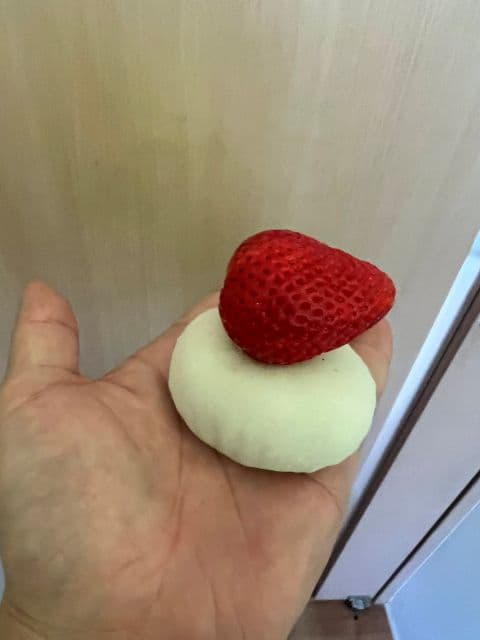 ドランクドラゴン・鈴木拓、珍しい「いちごのせ大福」に困惑！「1口で食べたら家族にバケモノ扱いされた」