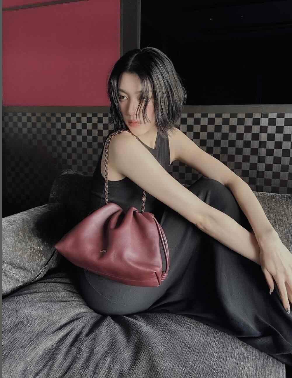 三吉彩花がロエベフラメンコで”キメる”