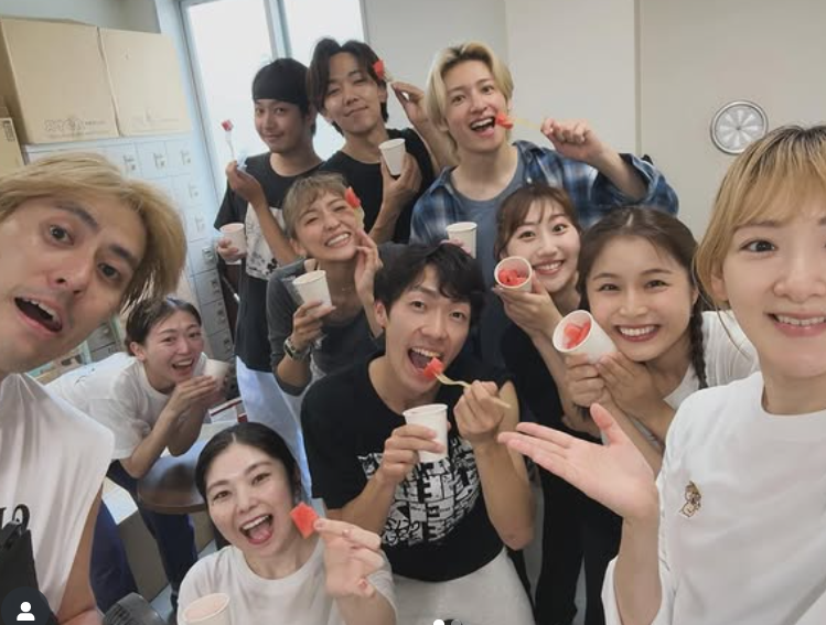 生駒里奈、舞台『CAKUGO』稽古中ショット！土谷スイカで共演者とリラックス