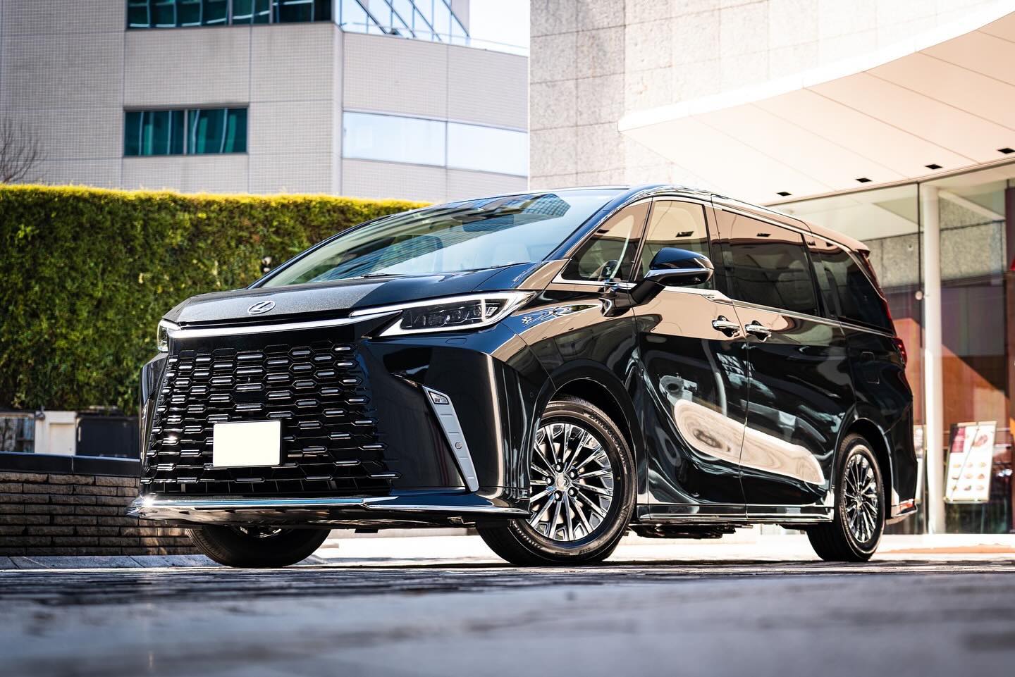 前澤友作が新たな愛車を披露✨ 豪華すぎる車内も話題に💕