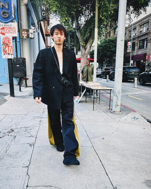 「カメラとコーヒーが世界一似合う男です」竹内涼真が黒ジャケットに身を包み、最新ショットを公開📸