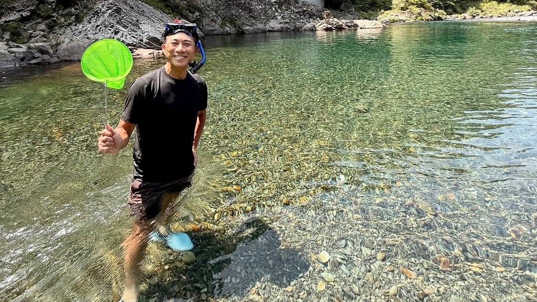 元サッカー日本代表の前園真聖、川遊びでの至福ショットにファンも笑顔に！