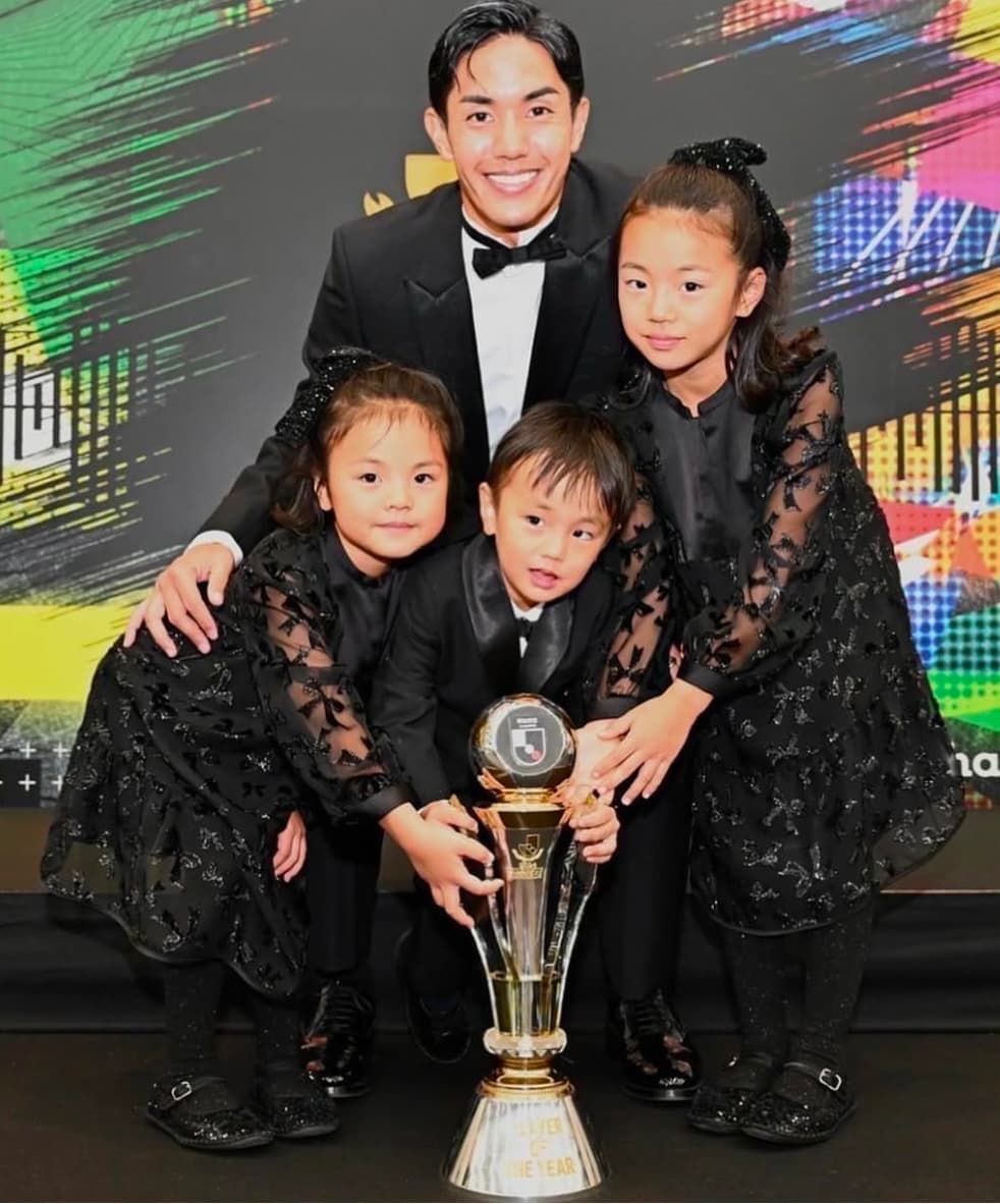 武藤嘉紀、最優秀選手賞！！！可愛い3人の子供たちと4Sにファン歓喜。