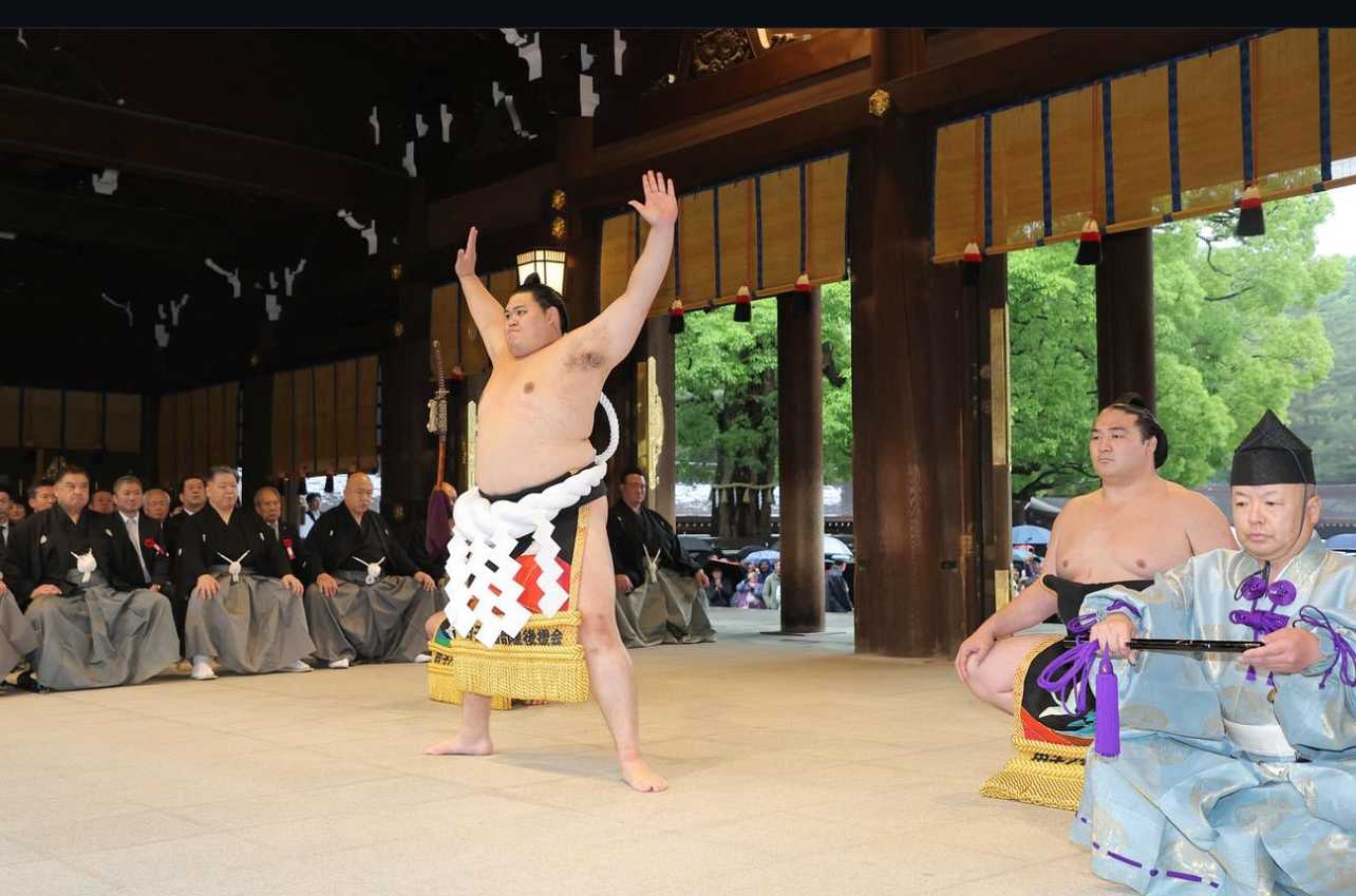 大の里が神々しい姿で推挙式に登場　二所ノ関部屋が感動の瞬間を報告