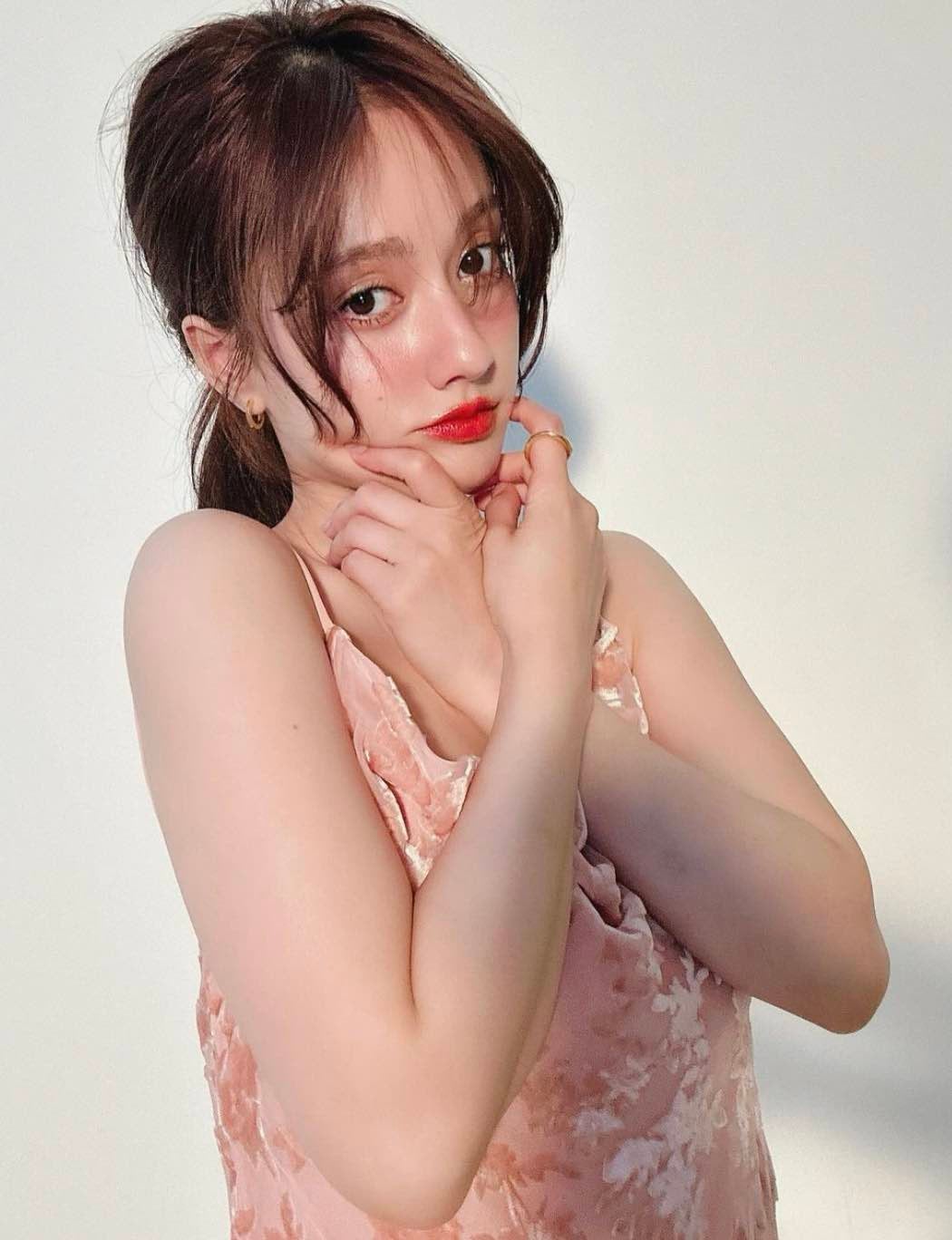 谷まりあのセクシーワンピース姿にファン悶絶