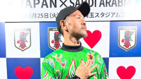 「炎のキーパーユニ姿で全力応援！」ニッチロー、日本代表愛あふれるサッカー観戦ショットを披露！