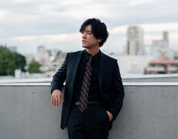 圧倒的存在感！俳優・桐谷健太、黒スーツ姿で取材ショット公開