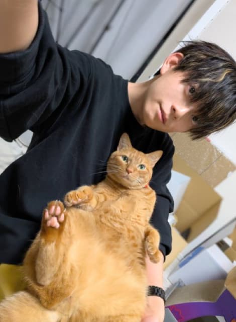 「リクライニングベッド担当です」松丸亮吾が愛猫リドとの仲睦まじい様子をシェア