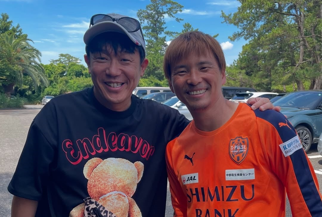 高校サッカー選手権準優勝の経歴を持つペナルティヒデがオレンジ戦士、乾貴士との爽やかショット！