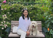 「バラも愛犬も主役級！」前田典子、横浜バラ散歩で見せた癒しの休日