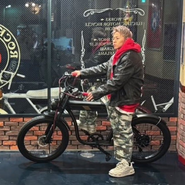 武尊がROCKA FLAMEの新車にまたがる姿がカッコよすぎると話題に！