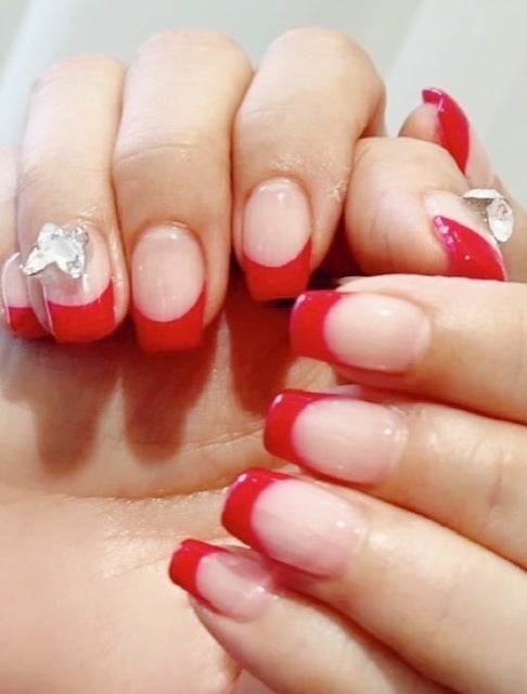 平子理沙、赤フレンチで魅せる指先美。スクエアカット×蝶の輝きに心奪われる