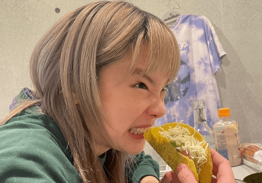 「姫…こんなに美しいのに、ご無体な！！」話題のダンサー・雪乃とげぴ、鮮烈の”フンガー顔・ショット”にファン同様を隠せない！