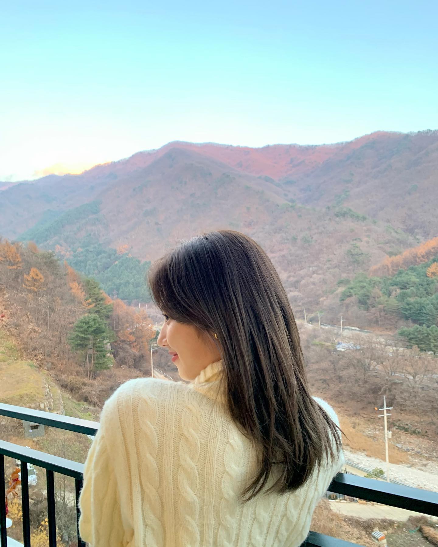 TWICE・サナ 紅葉を満喫「後ろ姿だけでも可愛い」と話題に