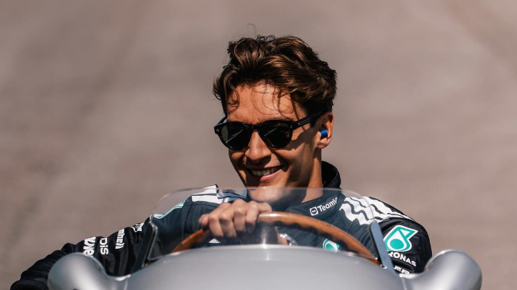 「70年越しの夢共演！」ジョージ・ラッセルが名車W196に登場、F1レジェンドとの歴史的リンクにファン熱狂！