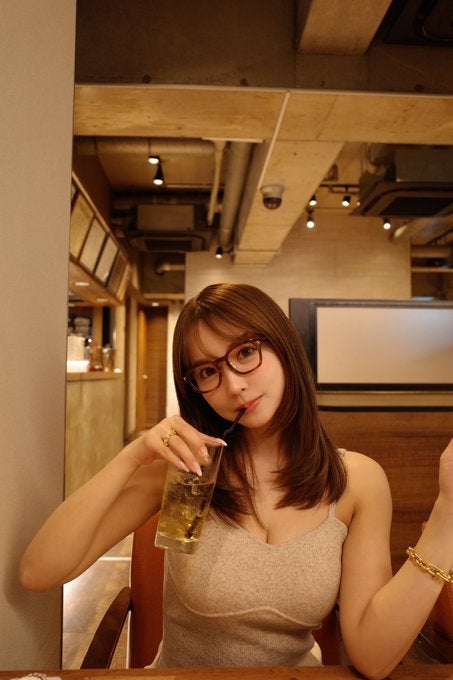 三上悠亜がスタイル抜群の彼女感ショットを公開「焼肉デートしよ」