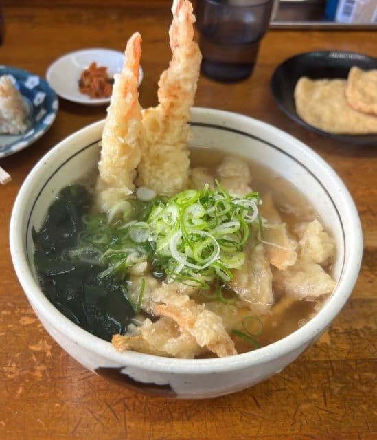 ななまがり初瀬、福岡3公演の合間に巨大エビ天うどんを堪能！最終公演へ全力