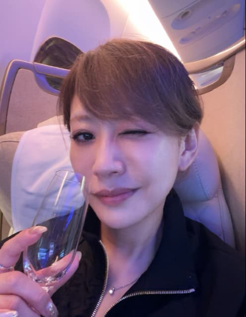 ベテラン声優「朴璐美」がドバイに出国！夫婦で仲良しショットも公開