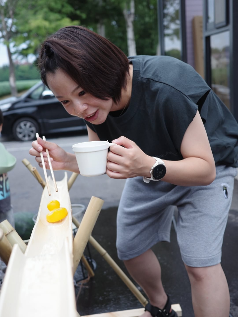 少年のような無邪気さにキュンキュン！髙木菜那、流しそうめん楽しむ夏休みショットにファンほっこり