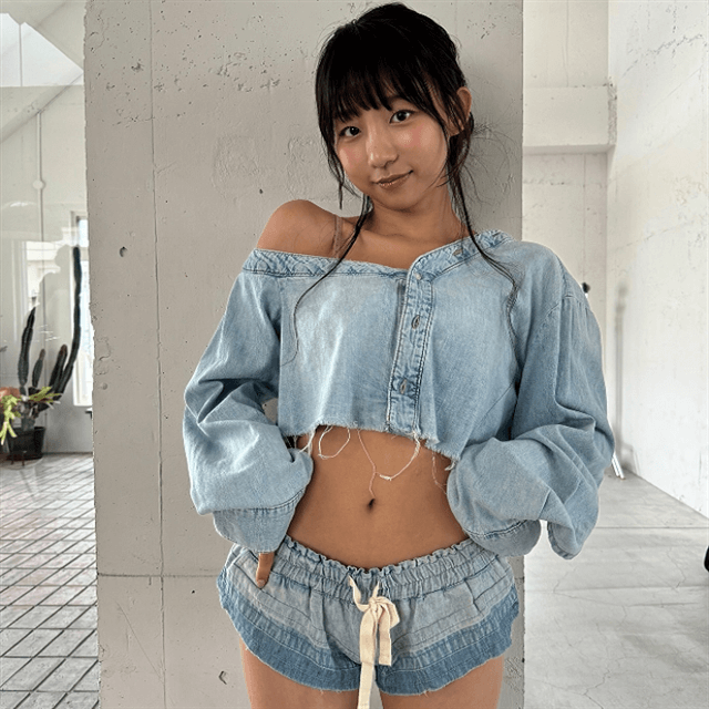 ピョ・ウンジが新写真集発売を記念し、セクシーなヘソ出しルックを公開！