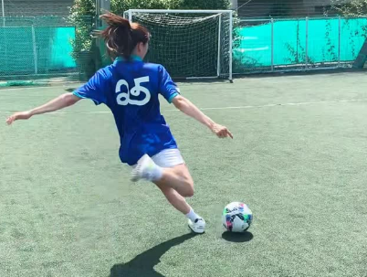 サッカー好きの美人女優、マルセイユ・ターン風の華麗テクから放つ強烈シュートに反響続々！「ジダンですね」