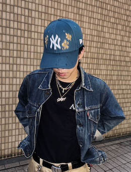 「写真に答えが隠されている？」「キャップを深く被った彼は誰！」と某有名アーティスト話題に