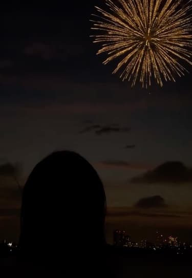 高橋ユウ、圧巻で美しい江戸川の花火ショットを披露！