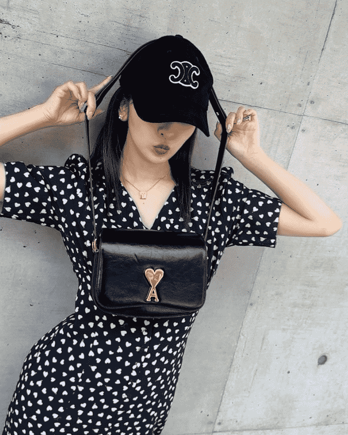 板野友美、キュートなモノトーンコーデで魅了!ハート柄×人気ブランド小物で大人かわいく