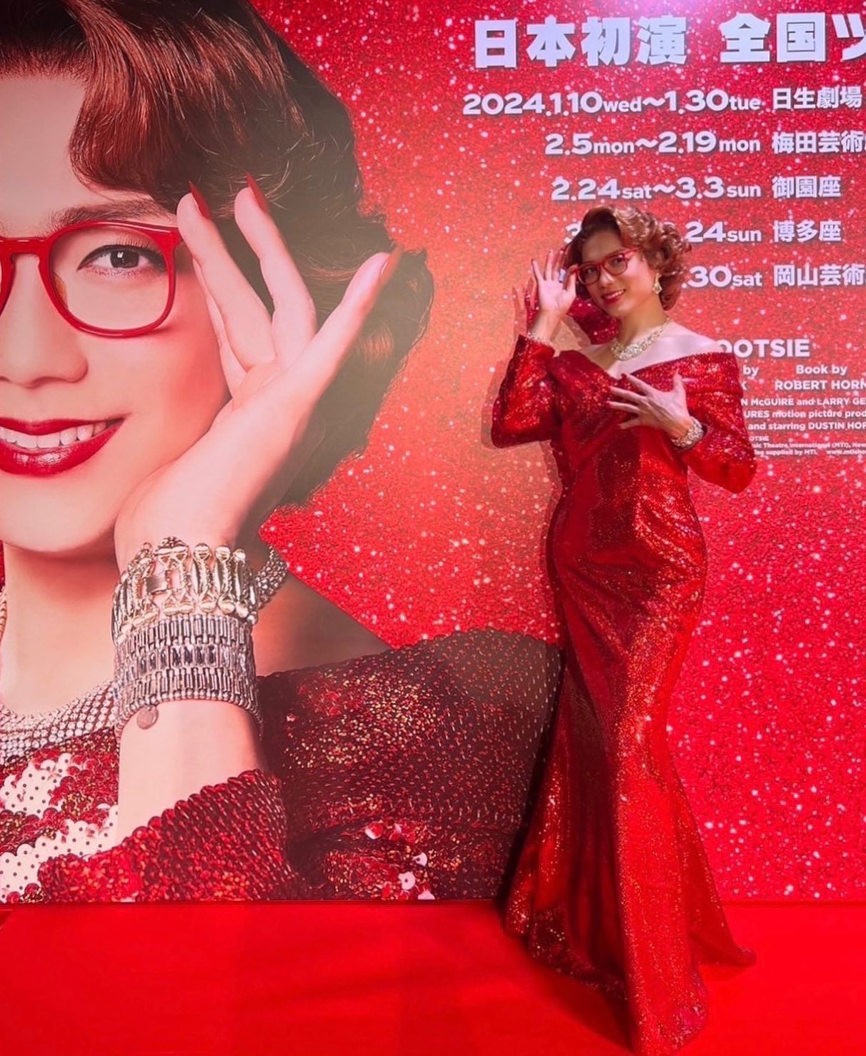 山崎育三郎が”女装”、赤いドレス姿を披露✨新年に開幕する舞台の制作発表へ！