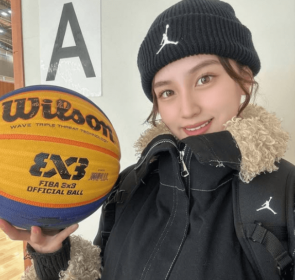 「美が、あふれているよ」人気スポーツグラドル、バスケットボールを手に持つ”太陽スマイル”が可愛すぎと大反響！