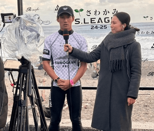 美女サーファー・水野亜彩子の”リポーター・デー”。山中海輝選手のインタビュー2S写真を公開！