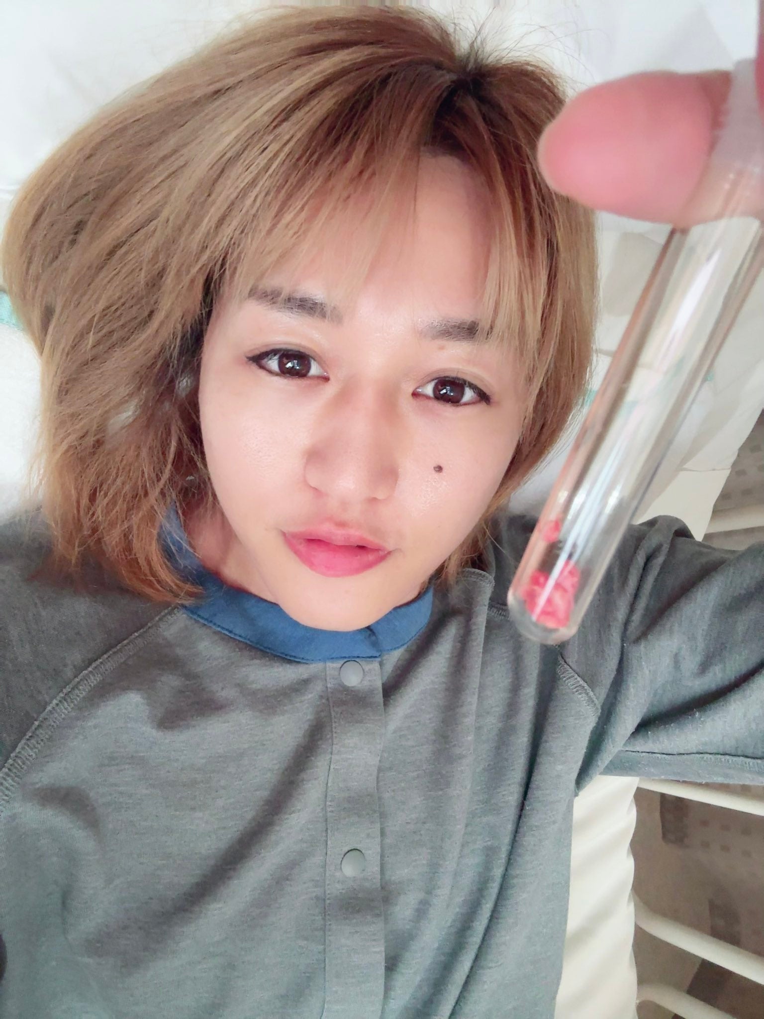 美人プロレスラー・朱里が肘の手術終了を報告！ベッド上での元気な姿をみせる