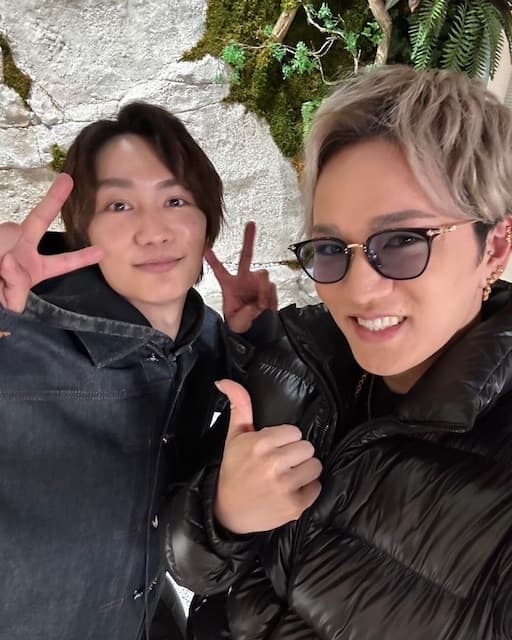 WEST.神山智洋が誕生日を迎えたなにわ男子・藤原丈一郎との同期ツーショットを公開🎂💚💙