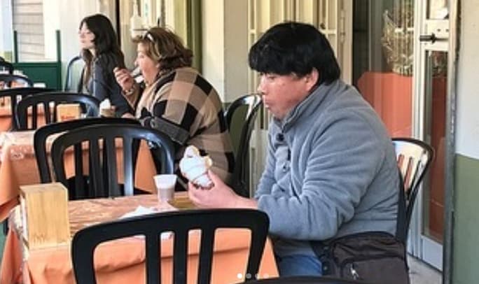 スギちゃん　シチリア島の味を堪能！スギちゃんが迷い込むリポスト駅の駅前食堂！