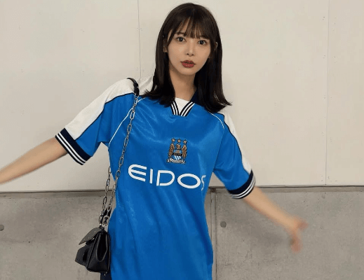 「ああ、なんてかわいい」サッカー美女子、レトロユニフォームを私服に！センス抜群ショットに海外ファンもうっとり