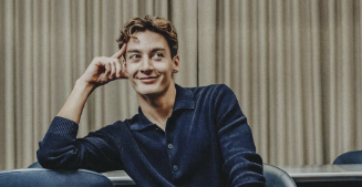 F1・ジョージ・ラッセル、IWCの広告で洗練された姿を披露！