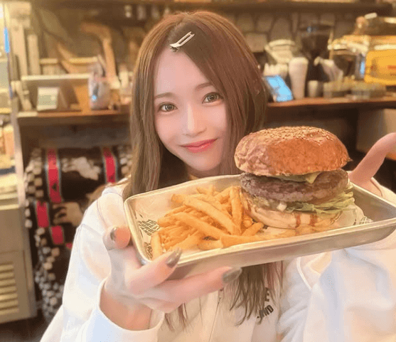 「デートしてる感出てて最高」小顔に定評のある美女アイドル、”巨大バーガー食べる？ショット”にファンときめきMAX！「顔よりデカい」