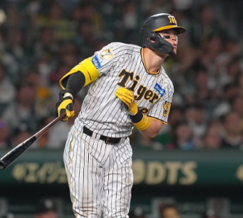 阪神・佐藤輝明 100周年記念試合で豪快弾「おめでとうございます」