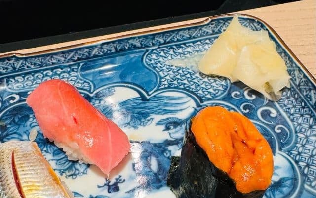 「贅沢いいですね」尾木ママ、会食で豪華な握り寿司と茶碗蒸しを満喫する！
