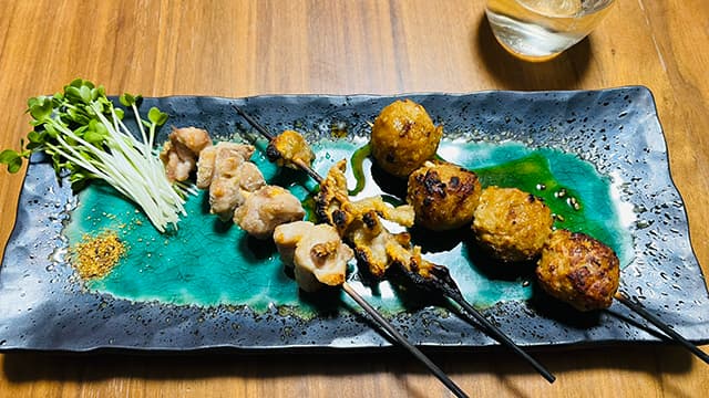 怪談師・牛抱せん夏、自宅での焼き鳥とベランダ菜園で採れた彩りサラダを公開！